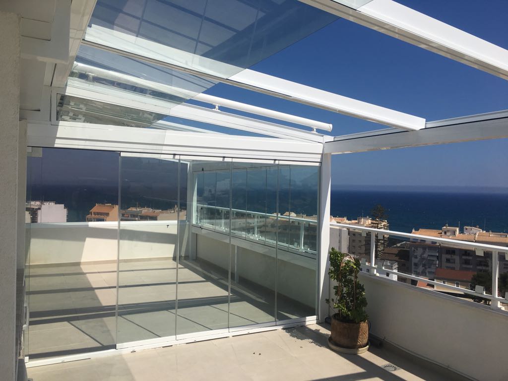 Instalación techo móvil de cristal. Alicante