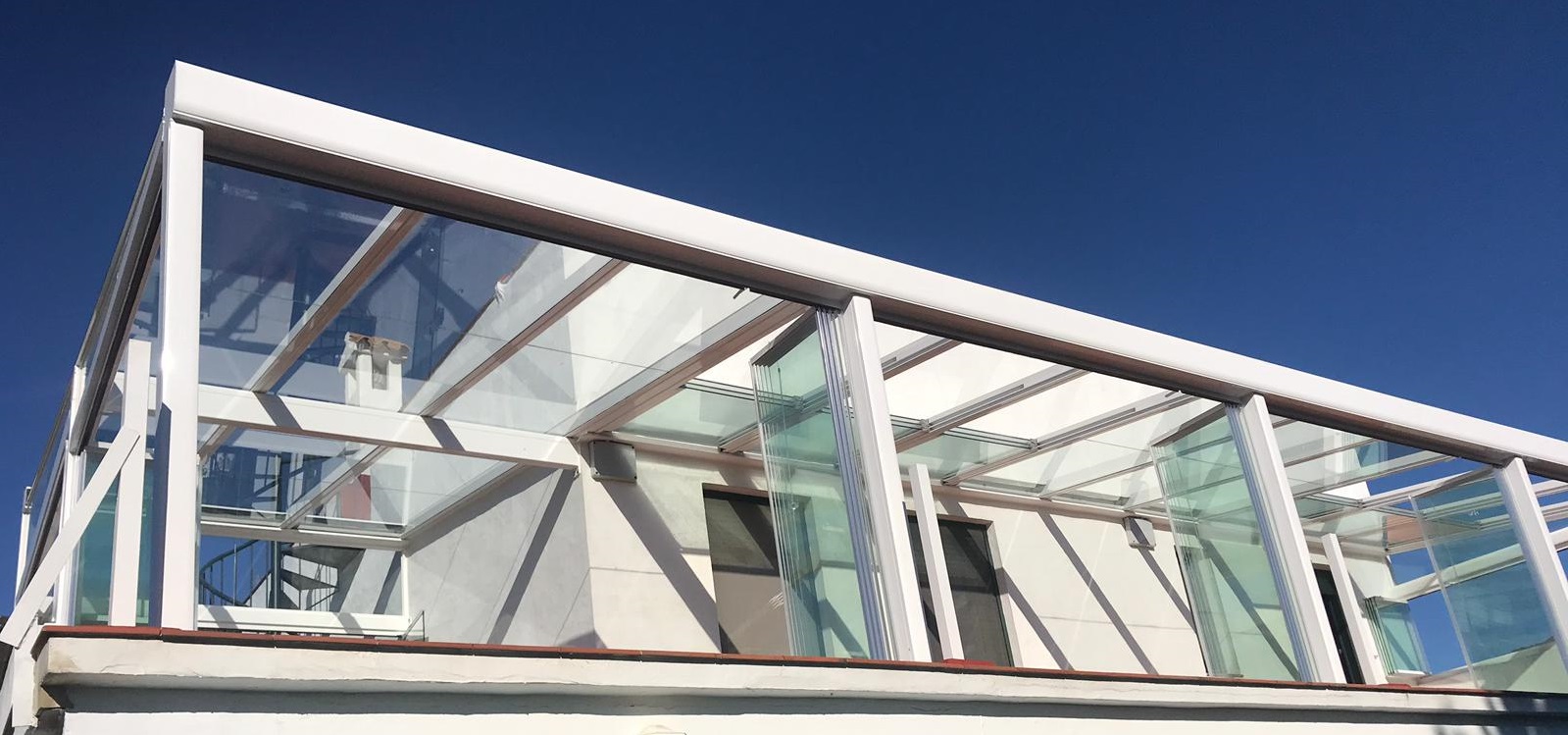 Instalación techo móvil y fijo de cristal. Málaga