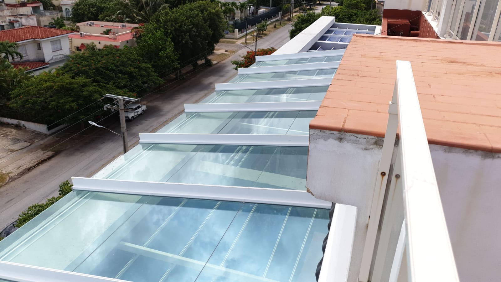 Instalación techo fijo de cristal. Cuba